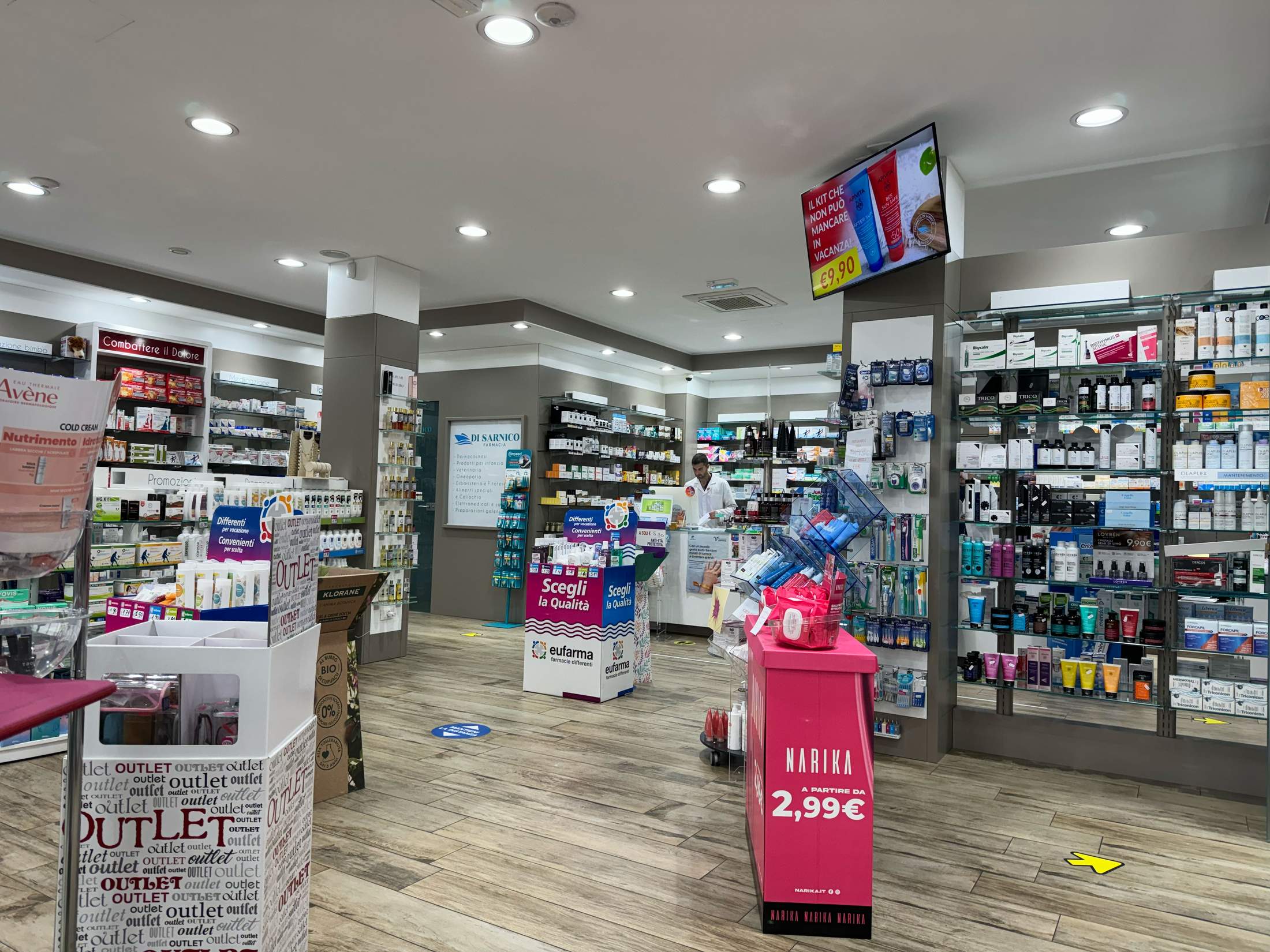 Interno della Farmacia di Sarnico - area consulenza e vendita