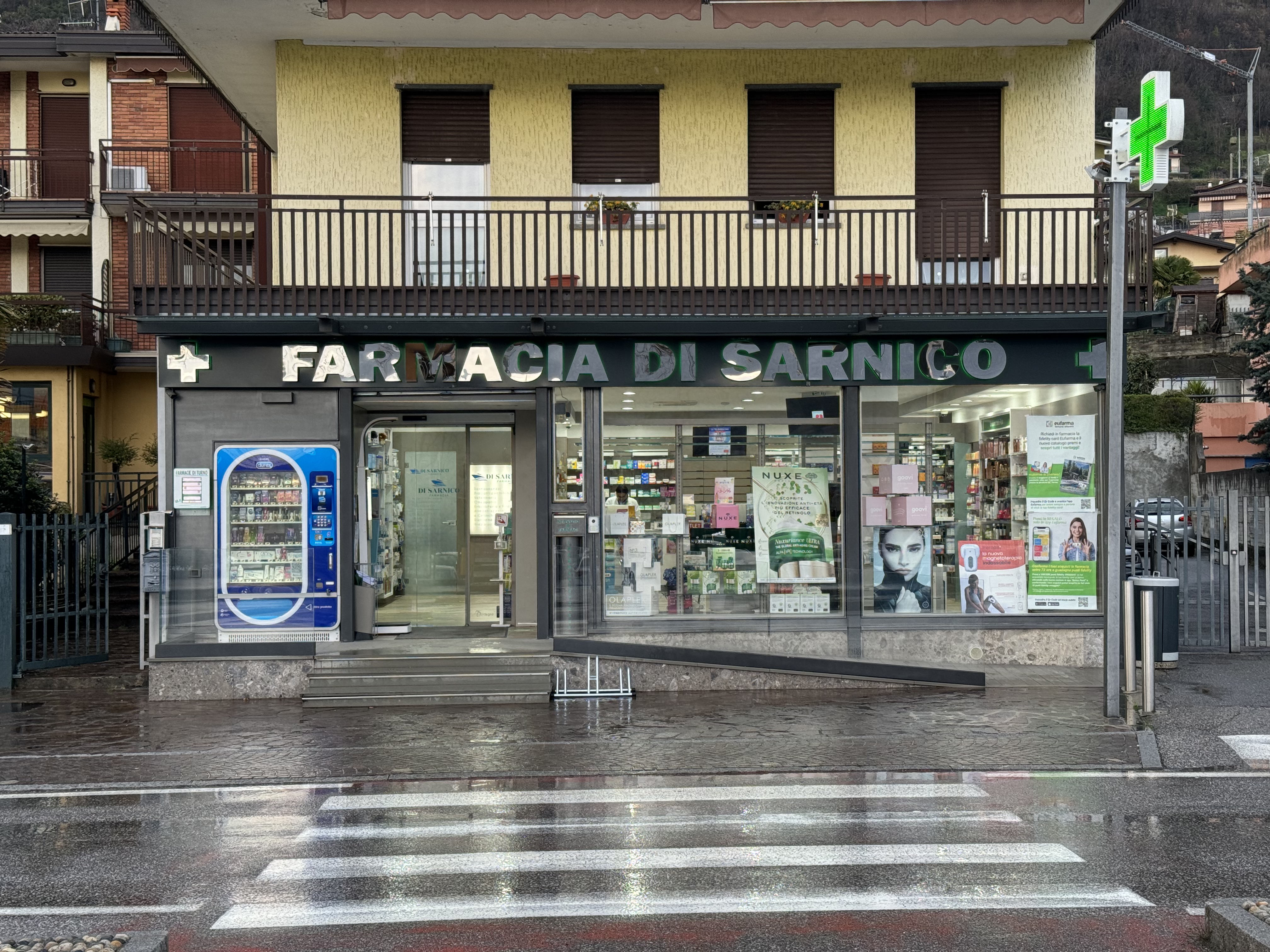 Esterno della Farmacia di Sarnico in Corso Europa 17 sul lago d Iseo